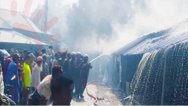 মান্দায় ভয়াবহ আগুনে ১৪ দোকান পুড়ে ছাই