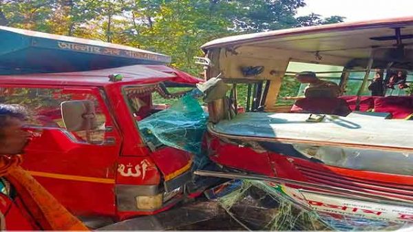 খাগড়াছড়িতে বাস-কভার্ডভ্যান সংঘর্ষ: অল্পের জন্য রক্ষা পেল ৪০ যাত্রী