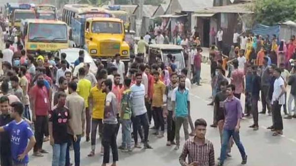 গাজীপুরে শ্রমিক বিক্ষোভ, ছাঁটাইয়ের প্রতিবাদে সড়ক অবরোধ