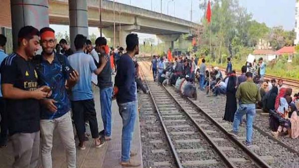 বিশ্ববিদ্যালয়ের নাম পরিবর্তনের দাবিতে গাজীপুরে শিক্ষার্থীদের রেললাইন অবরোধ