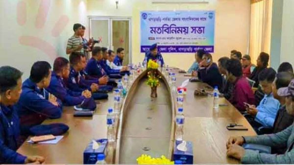 গণমাধ্যম কর্মীদের সঙ্গে খাগড়াছড়ি পুলিশ সুপারের খোলামেলা মতবিনিময় সভা