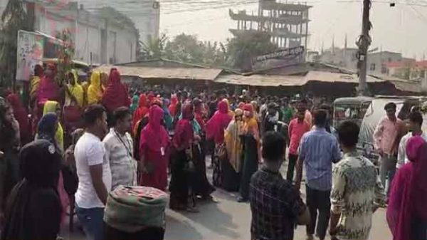 বকেয়া বেতনের দাবিতে সাভারে সড়ক অবরোধ