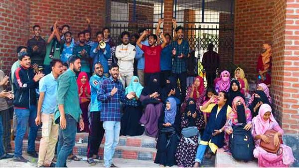 রাজশাহীতে দুই শিক্ষাপ্রতিষ্ঠানের বিরোধ: ৫ ঘণ্টা অবরুদ্ধ শিক্ষক-কর্মকর্তারা