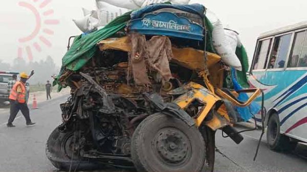 ট্রাকের সংঘর্ষ