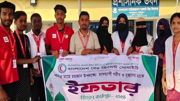 ইফতার বিতরণ