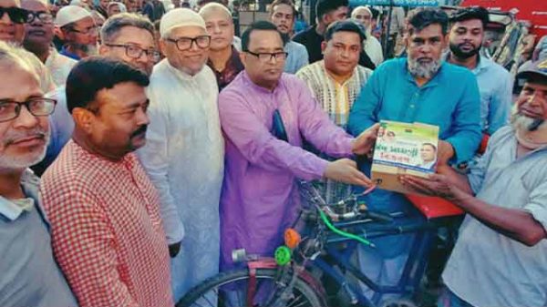 ঈদ সামগ্রী বিতরণ