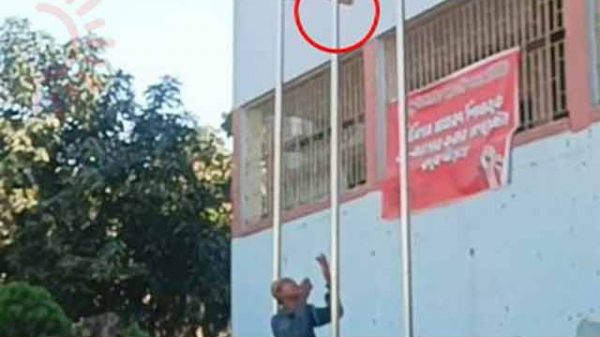 জাতীয় পতাকায় জুতা ঝুলিয়ে ইমামের প্রতিবাদ