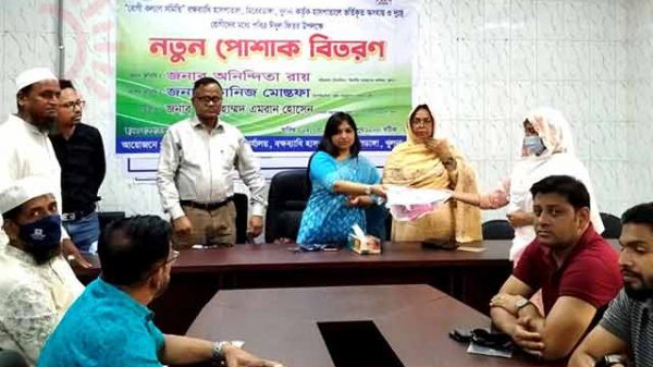 পোশাক বিতরণ