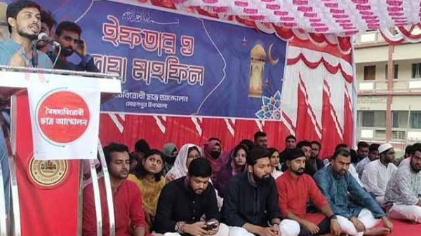 ছাত্রদের উদ্যোগে ইফতার