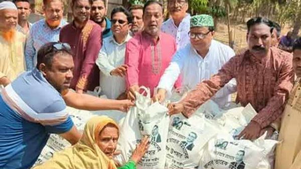 ঈদ উপহার বিতরণ