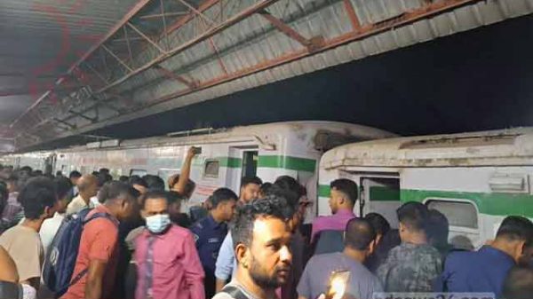 মহানগর এক্সপ্রেস লাইনচ্যুত