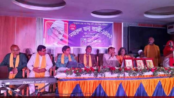 বিদ্রোহী কবির জন্মদিনে মঞ্চে প্রেম- দ্রোহ