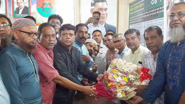রেজাউল করিম বাদশাকে ফুলেল শুভেচ্ছায় বরণ বিএনপির