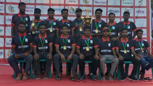 বেরোবির আন্তঃবিভাগ ক্রিকেট টুর্নামেন্টে বাংলা বিভাগ চ্যাম্পিয়ন হয়েছে। দলীয় সাফল্যে ক্রিকেট মাঠে উজ্জ্বল বিজয়ী হওয়ার গর্ব।