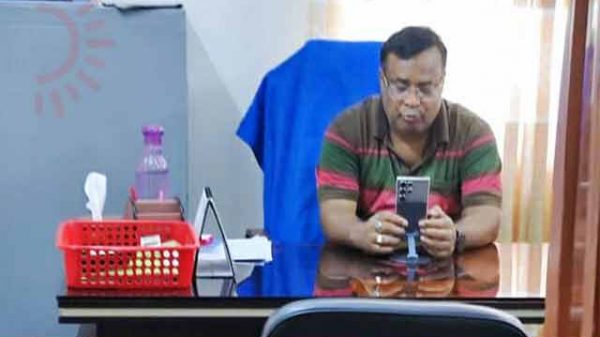 সাসপেন্ড থেকেও অফিস দখল প্রকৌশলীর