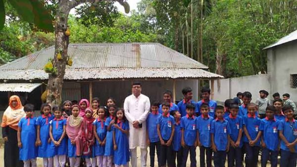 স্বপ্নপূরণ স্কুলে শিশুরা পেল নতুন পোশাক