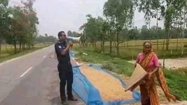 রাস্তায় ধান ও খড় শুকানো