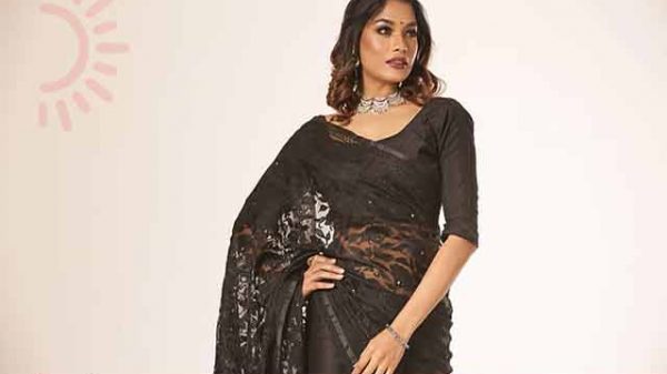 কালো পোশাকে আত্মবিশ্বাস