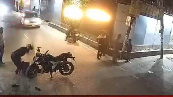 ধানমন্ডিতে দুর্বৃত্তদের ছুরিকাঘাতে