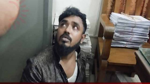 জবির কেন্দ্রীয় মসজিদে জুতা চুরি