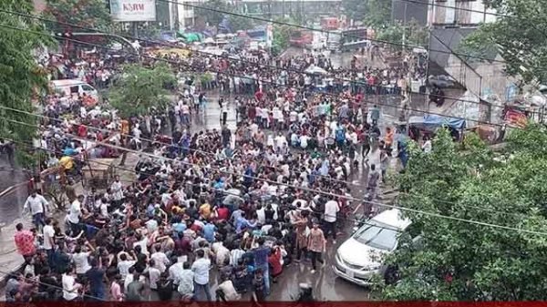 সাম্য হত্যার দাবিতে শাহবাগ অবরোধ