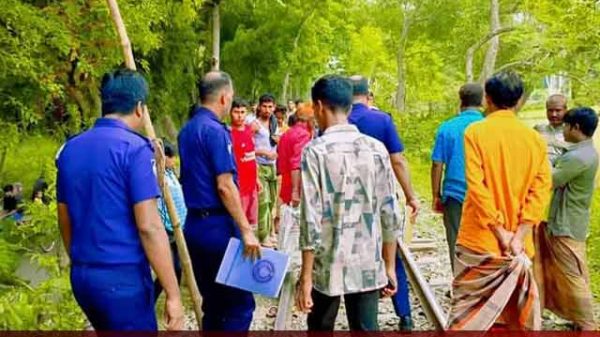 জামালপুরে ট্রেনে কাটা পড়ে