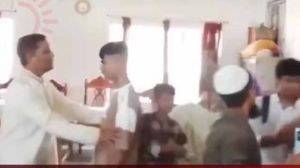 বোয়ালমারীতে ছাত্রের হাতে প্রধান শিক্ষক