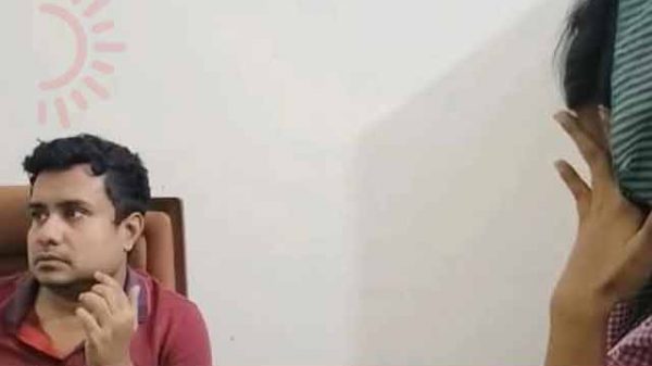 রাবির আওয়ামীপন্থী শিক্ষক হেদায়েত উল্লাহ ছাত্রীসহ নিজ কক্ষে আপত্তিকর অবস্থায় ধরা পড়েছেন। বিশ্ববিদ্যালয়ে চাঞ্চল্য ছড়িয়েছে ঘটনাটি ঘিরে।