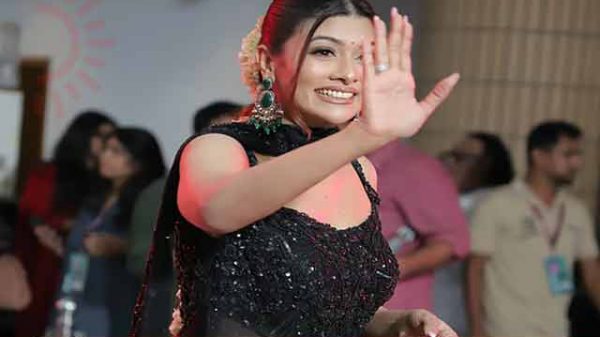 টয়ার কালো লুক