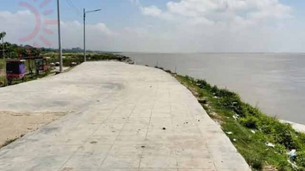 রাজশাহীর রাস্তায় সূর্য যেন আগুন ঢালছে!