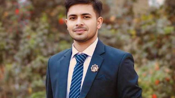 শার্ট-ক্যাপ পরিয়ে বান্ধবীকে হলে