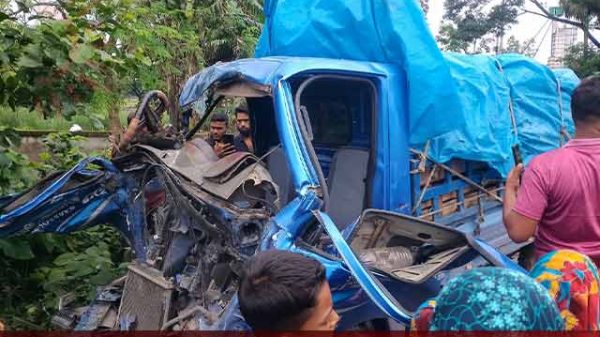 বাস ও পিকআপের মুখোমুখি সংঘর্ষে