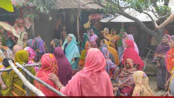 দুই পক্ষের সংঘর্ষ