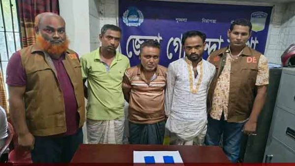 দক ব্যবসায়ী আটক