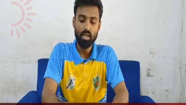 দলের নেতাকে লাথি