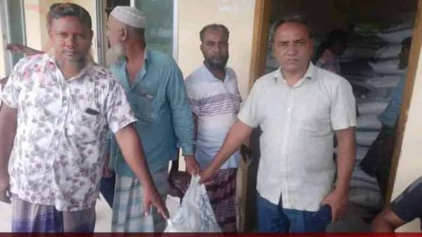 প্রণোদনার চাউল বিতরন