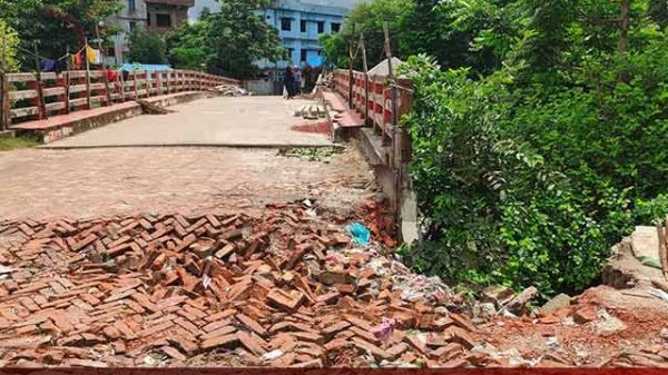 বোয়ালমারীতে ব্রিজের পাড় ধসে