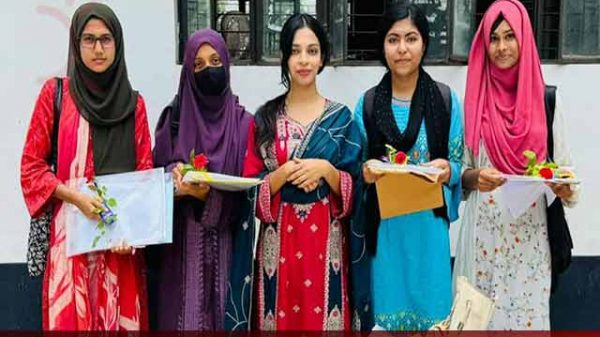 ছাত্রীদের বরণ করল ছাত্রদল