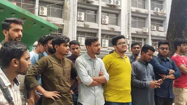‘র‍্যাগিংমুক্ত ক্যাম্পাস’ দাবিতে জবিতে বিক্ষোভ ও অবস্থান