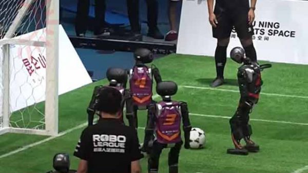 রোবট খেলল ফুটবল