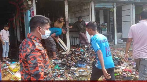 কানসাটে এইচ এন সু স্টোরে আগুন