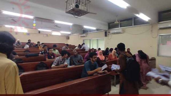 রাকসুর তফসিল ঘোষণার দাবিতে লিফলেট