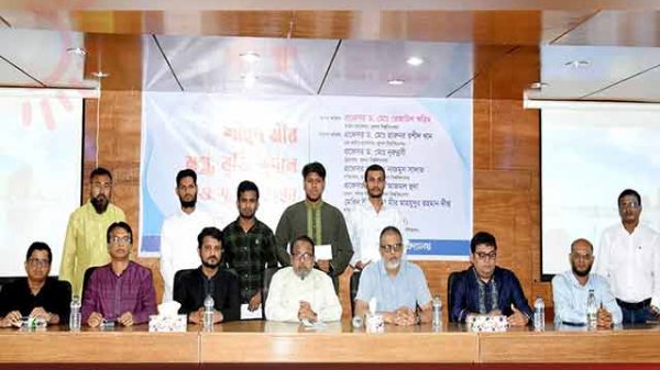 খুবিতে ‘শহীদ মীর মুগ্ধ বৃত্তি’ পেলেন ৪ শিক্ষার্থী