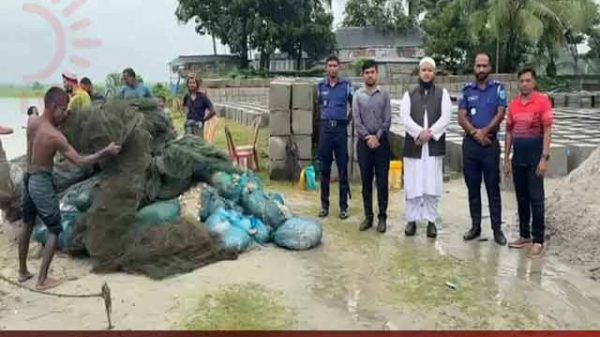 ফরিদপুরের আলফাডাঙ্গার বাজড়া মধুমতী নদীতে কারেন্ট ও চায়না দুয়ারী জাল জব্দ ও ধ্বংস