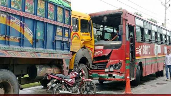 বাস ও ট্রাকের মুখোমুখি সংঘর্ষে আহত ৪ জন