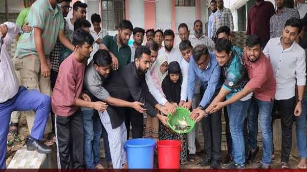 শহীদদের স্মরণে মৎস অবমুক্তকরণ।