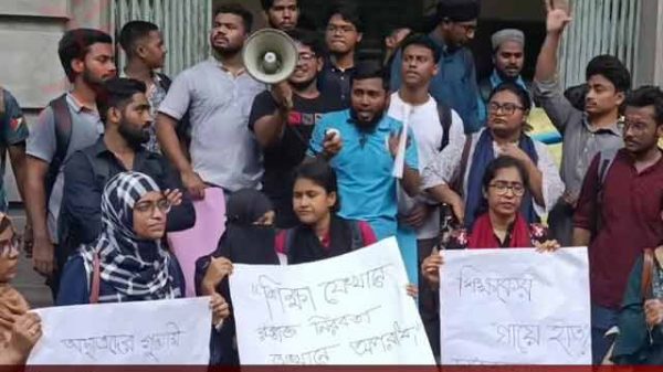 জবিতে শিক্ষক ও ছাত্রদের উপর হামলা