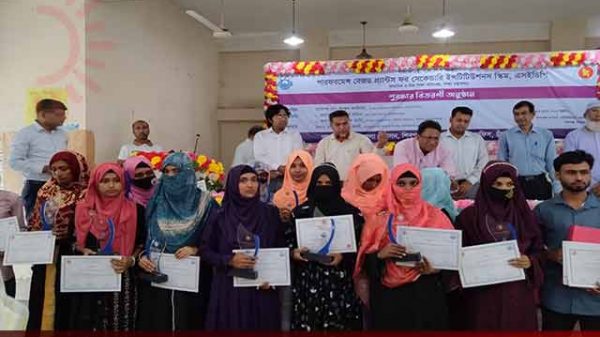 শিবগঞ্জে ৩২ কৃতি শিক্ষার্থী পেল সনদ ও সম্মাননা ক্রেস্ট