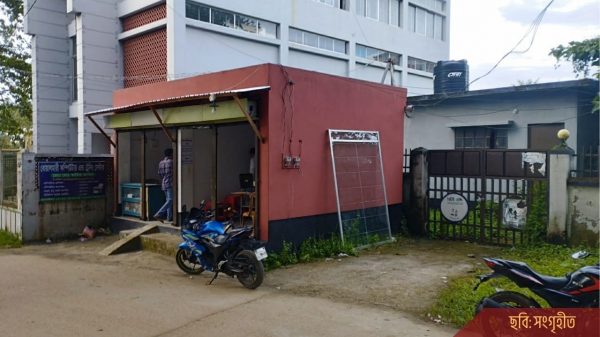 থানার গেট সংলগ্ন সরকারি জমিতে অবৈধ স্থাপনা