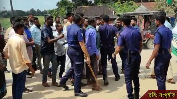 চেকপোস্টে বালুবাহী ট্রাক ছিনিয়ে নিতে সংঘর্ষ